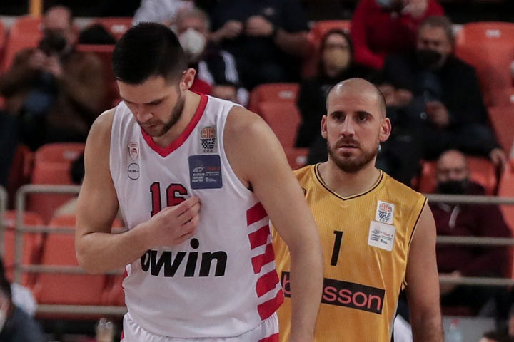 Final Four – Κύπελλο Ελλάδας, Ολυμπιακός: Υπέροχη στιγμή με τον Κώστα Παπανικολάου να βγάζει φωτογραφία με παιδί που φορούσε κασκόλ της ΑΕΚ