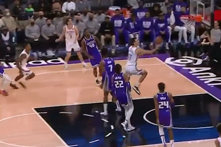 NBA, Ποκουσέβσκι: Άνοιξε τον αιφνιδιασμό και έκανε ένα υπέροχο eurostep πριν σκοράρει