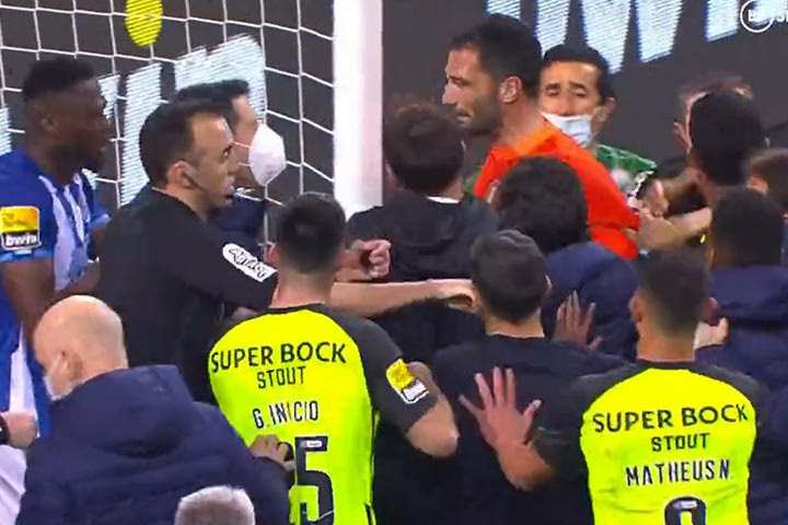 Stewards και μέλη του τιμ της Πόρτο επιτέθηκαν σε παίκτες της Σπόρτινγκ