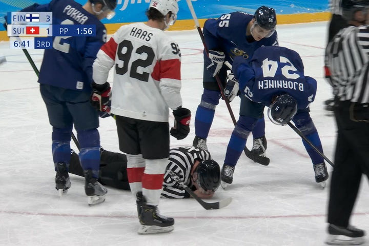 Χειμερινοί Ολυμπιακοί Αγώνες: Διαιτητής έφαγε το πακ στο κεφάλι