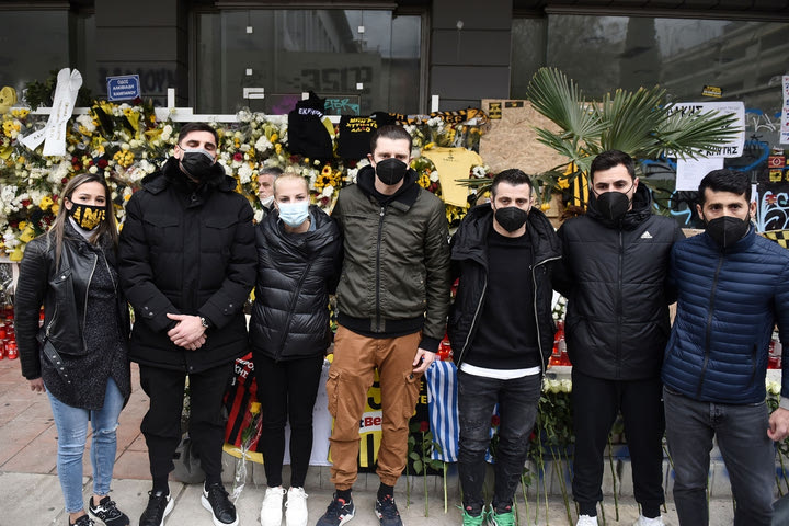 Η επίσκεψη της ποδοσφαιρικής Θεσσαλονίκης στο σημείο που δολοφονήθηκε ο Άλκης
