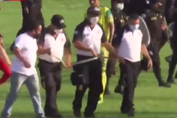 Φίδι-εισβολέας σκόρπισε πανικό σε ποδοσφαιρικό ματς στην Γουατεμάλα