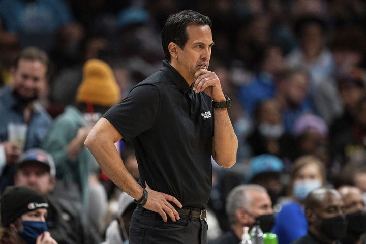 NBA, Σπόλστρα για τον χαμό στον πάγκο των Χιτ: “Αναρωτιόμασταν πού θα φάμε βραδινό”