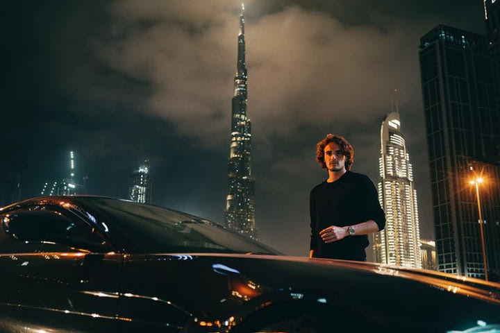 Ο Τσιτσιπάς άφησε τη ρακέτα, έπιασε το φακό και φωτογράφισε εκπληκτικά μια Aston Martin