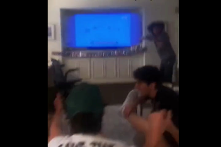 Super Bowl: Παρέα πανηγυρίζει έξαλλα επειδή είχε παίξει over 1’44” τον Εθνικό Ύμνο των ΗΠΑ