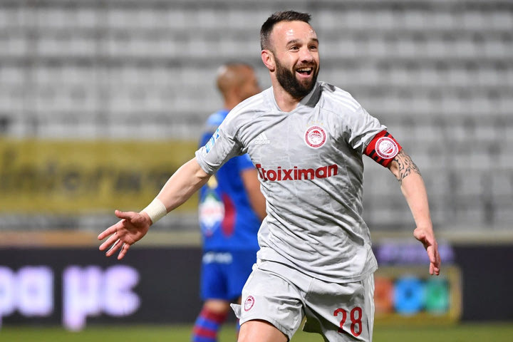 Βόλος – Ολυμπιακός 0-1: Με γκολάρα του Βαλμπουενά απέδρασε από το Πανθεσσαλικό