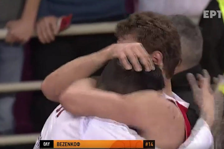 Final Four – Κύπελλο Ελλάδας: Τα δάκρυα του Παπανικολάου και η αγκαλιά με τον Βεζένκοβ