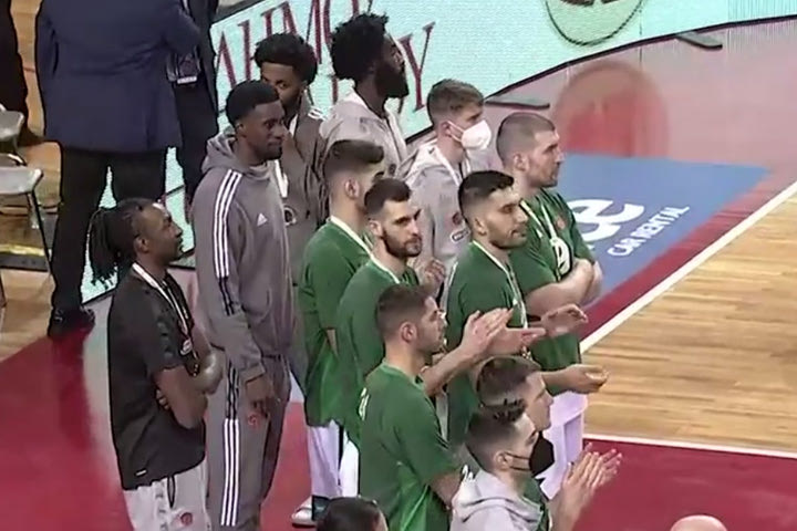 Το χειροκρότημα των παικτών του Παναθηναϊκού στον Ολυμπιακό