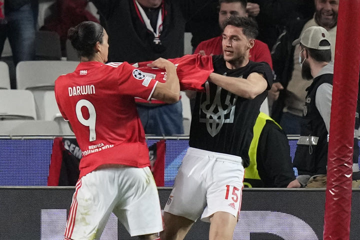 Champions League: Ο Γιαρέμτσουκ πανηγύρισε το 2-2 με το σύμβολο της Ουκρανίας στο Μπενφίκα – Άγιαξ