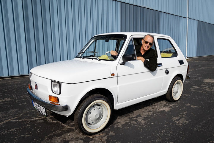 Η ιστορία που κρύβεται πίσω από το FIAT 126p του Τομ Χανκς που πουλήθηκε για 76.000 €