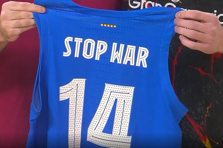 Παρα δύο 100 η Μπαρτσελόνα, που έδωσε φανέλα “Stop War” στον Αρτέμ Πουστόβι