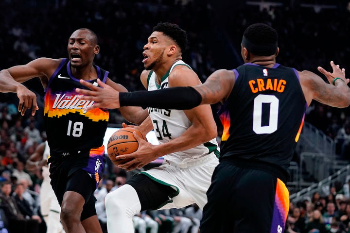 NBA, Αντετοκούνμπο: “Δεν προσπαθούσα να αποφύγω τα φάουλ, δεν θα επιτρέψω ένα εύκολο κάρφωμα”