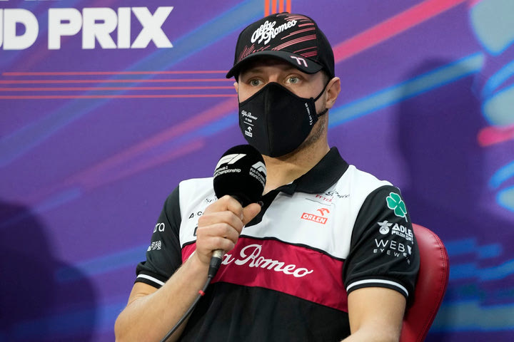 Ο Μπότας απολαμβάνει να κερδίζει τις Mercedes με την Alfa Romeo του