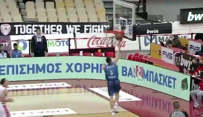 Το καλάθι του Αργυρούλη και το χειροκρότημα από τον κόσμο του Ολυμπιακού