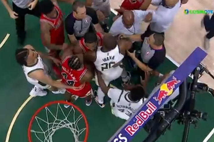 NBA, Μπακς – Μπουλς: Ένταση και σπρωξίματα ανάμεσα σε Ιμπάκα και Τόμπσον, “πυροσβέστης” ο Θανάσης Αντετοκούνμπο