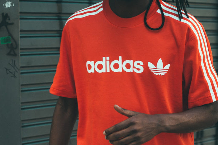 Adidas: Εκατοντάδες προϊόντα ακόμα και στη μισή τιμή