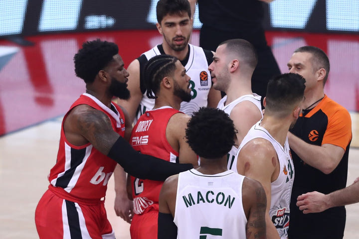 Ολυμπιακός – Παναθηναϊκός: Ένα επιθετικό φάουλ πυροδότησε μίνι ένταση ανάμεσα σε Ντόρσεϊ και Μποχωρίδη