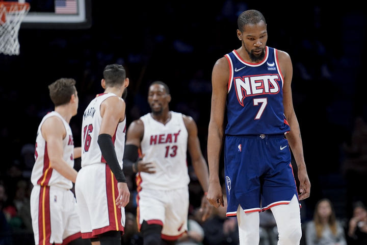 NBA: Οι Χιτ έφυγαν με το διπλό από το Μπρούκλιν στην επιστροφή του Ντουράντ