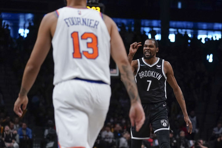 NBA, Ο Ντουράντ σκόραρε στα μούτρα του Φουρνιέ και του την είπε… στα γαλλικά: “Είσαι μικροσκοπικός”