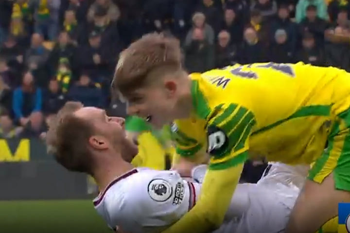 Νόριτς – Μπρέντφορντ: Ο Γουίλιαμς θύμωσε με το μαρκάρισμα, αλλά μόλις είδε πως ήταν ο Έρικσεν τον αγκάλιασε