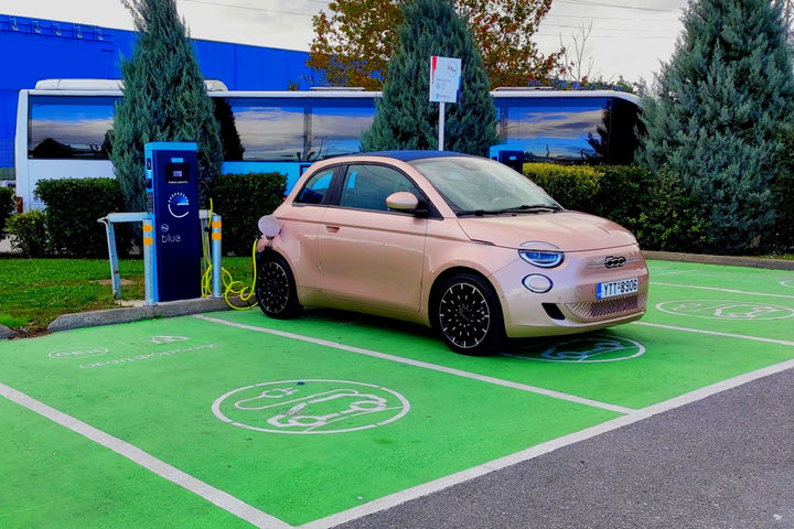 Πάει για αργότερα η πώληση αποκλειστικά ηλεκτρικών αυτοκινήτων στην Ελλάδα