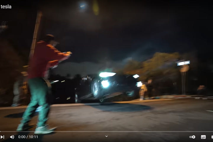 Κάποιος κατέστρεψε νοικιασμένο Tesla σε άλμα και η αστυνομία τον αναζητά με αμοιβή 1.000 δολάρια