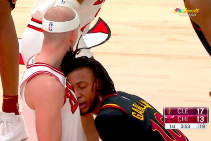 NBA: Ο Ντάριους Γκάρλαντ σκουπίστηκε στη φανέλα του Άλεξ Καρούζο