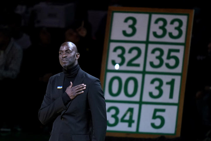 NBA: Στον ουρανό του TD Garden η φανέλα του Γκαρνέτ με το Νο5