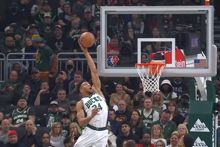 NBA Top-10: Στο Νο3 ο ιπτάμενος Γιάννης Αντετοκούνμπο