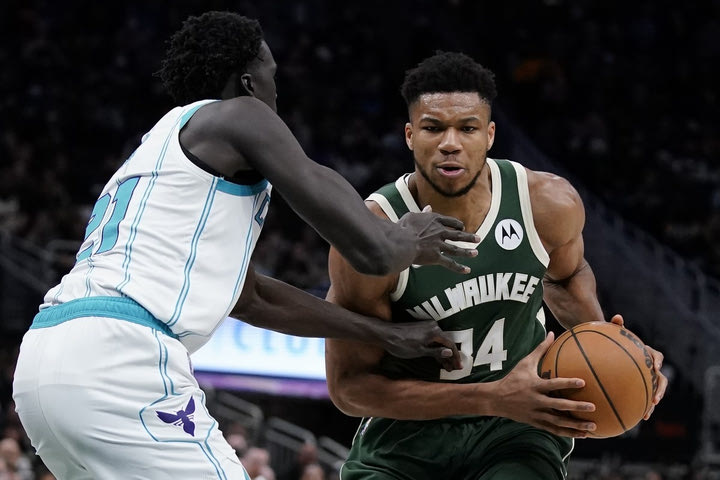 NBA: Οι καλύτερες στιγμές του Γιάννη Αντετοκούνμπο στη νίκη των Μπακς επί των Χόρνετς