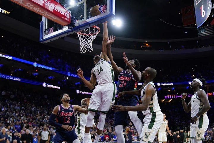 NBA: Η φοβερή φωτογραφία που ο Γιάννης Αντετοκούνμπο κολλάει την μπάλα στο ταμπλό και χαρίζει τη νίκη στους Μπακς