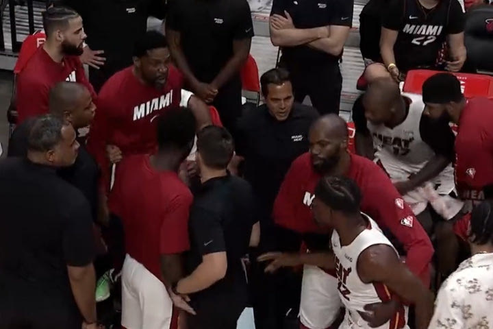 NBA: Χάος στον πάγκο των Χιτ, πήγαν να έρθουν στα χέρια Μπάτλερ και Χάσλεμ, “τρελάθηκε” και ο Σπόλστρα