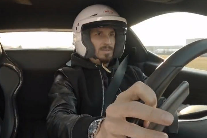 Ο Ιμπραχίμοβιτς οδήγησε τη Ferrari 296 GTB και έκανε πασούλες με τον Σάινθ