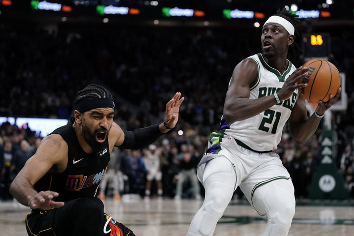 NBA Top 10: Ο Τζρου Χόλιντεϊ έβαλε το μεγαλύτερο καλάθι της βραδιάς και κατέκτησε την κορυφή