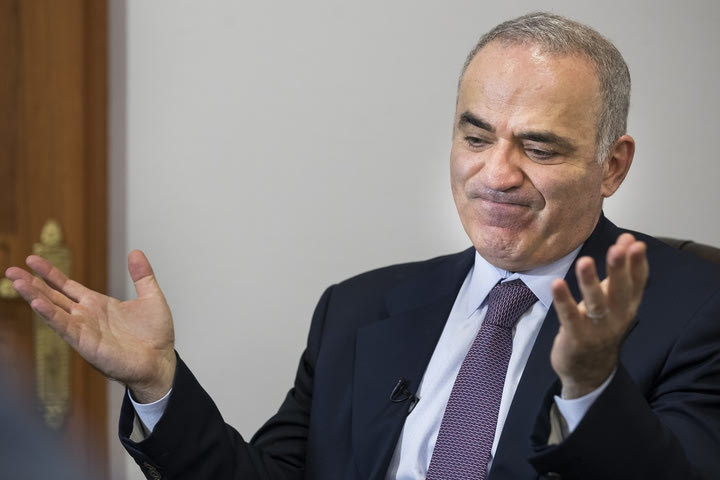 Κασπάροβ κατά Πούτιν: “Όσο το ΝΑΤΟ κοιτάει, τόσο πιο επικίνδυνος θα γίνεται”