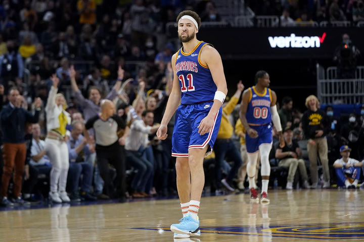 NBA: Ο Κλέι Τόμπσον πονάει στο γόνατο