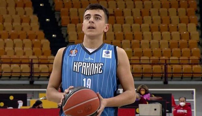 Ο 15χρονος Γιάννης Κομνινιάδης αποθεώθηκε από το κοινό στο ΣΕΦ
