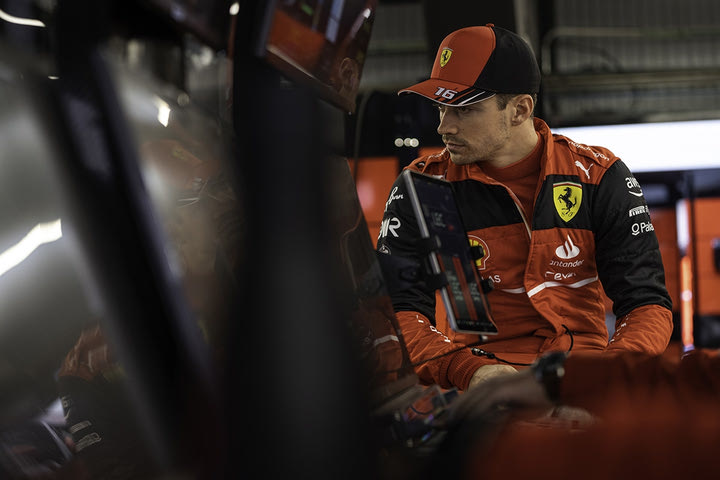 Formula 1: Ο Λεκλέρ μπερδεύτηκε και προσπέρασε τα πιτ της Ferrari