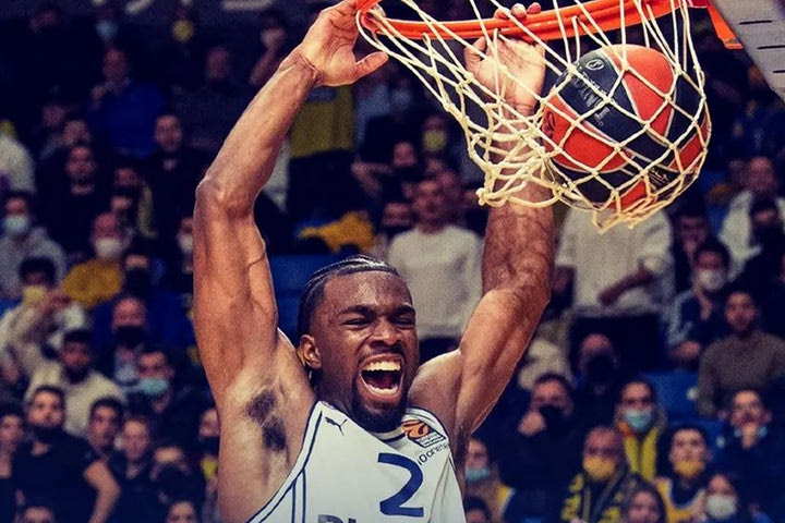 Μακάμπι Τελ Αβίβ – Αρμάνι Μιλάνο 75-58: Η ομάδα του λαού αγκάλιασε την πρόκριση και συνάμα βοήθησε τον Ολυμπιακό