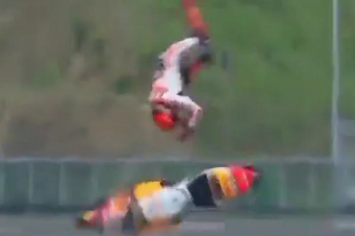 MotoGP: Τρομακτικό ατύχημα για τον Μαρκέθ, νικητής ο Ολιβέιρα στη βροχερή Ινδονησία