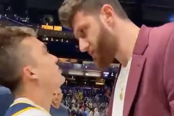 NBA, έξαλλος ο Νούρκιτς με φίλαθλο: Του άρπαξε το κινητό από τα χέρια και το πέταξε