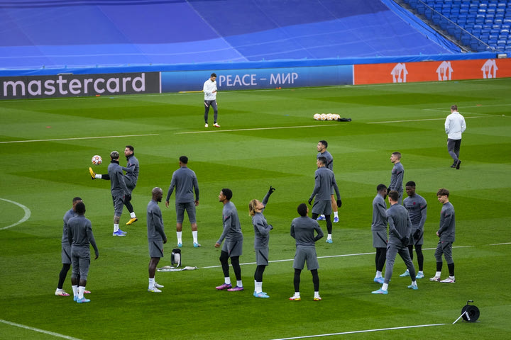 Πόλεμος στην Ουκρανία: Η UEFA αντικατέστησε τη διαφημιστική πινακίδα της Gazprom με τη λέξη “ειρήνη”