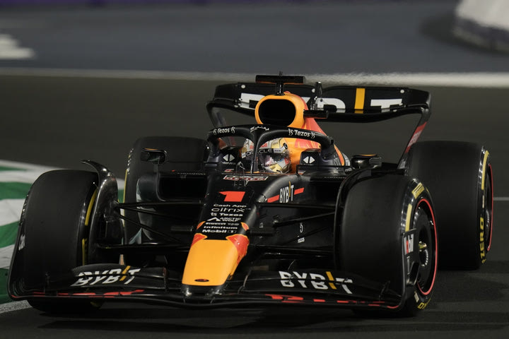 Formula 1, GP Σαουδικής Αραβίας: Ο Φερστάπεν άρπαξε την πρώτη θέση από τον Λεκλέρ για την πρώτη νίκη του στη σεζόν