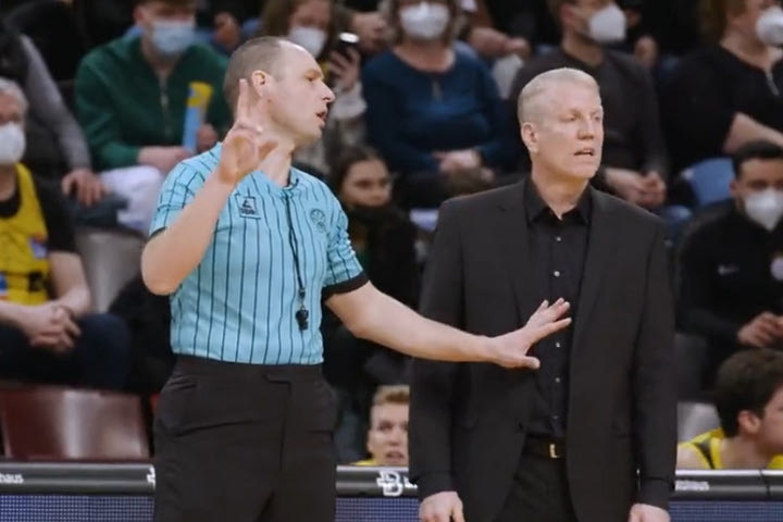 Basketball Champions League: VIDEO με απίθανες ατάκες ενός διαιτητή, όπως “γιατί δεν κάνατε φάουλ στο τέλος”