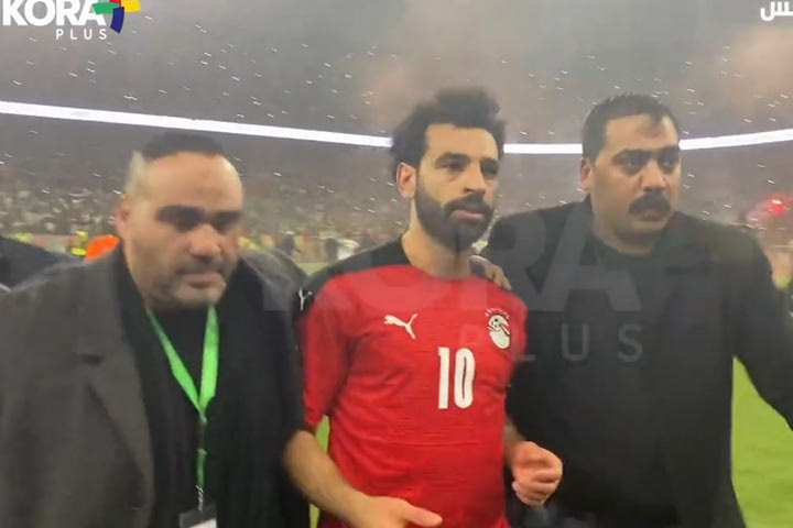 Σαλάχ: Βροχή αντικειμένων στο κεφάλι του Αιγύπτιου μέσου που αποχώρησε με συνοδεία ανθρώπων ασφαλείας