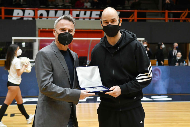 Ο Βασίλης Σπανούλης βραβεύτηκε στο ημίχρονο του αγώνα Προμηθέας – Βίρτους Μπολόνια