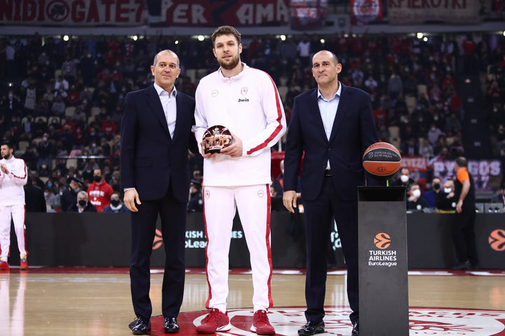 Ολυμπιακός: Η Ολυμπία Χοψονίδου “είδε” οιωνό κατάκτησης της EuroLeague στο MVP του Σάσα Βεζένκοβ
