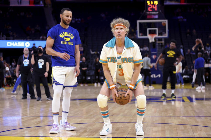 NBA: Κλάμα με Γουίλ Φέρελ, εμφανίστηκε ως “Τζάκι Μουν” για χάρη του Κλέι Τόμπσον και έκανε ζέσταμα με τους Γουόριορς