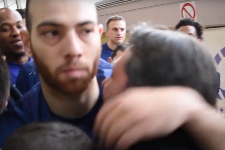 Το απίθανο standing ovation του Λαυρίου στον Χρήστο Σερέλη
