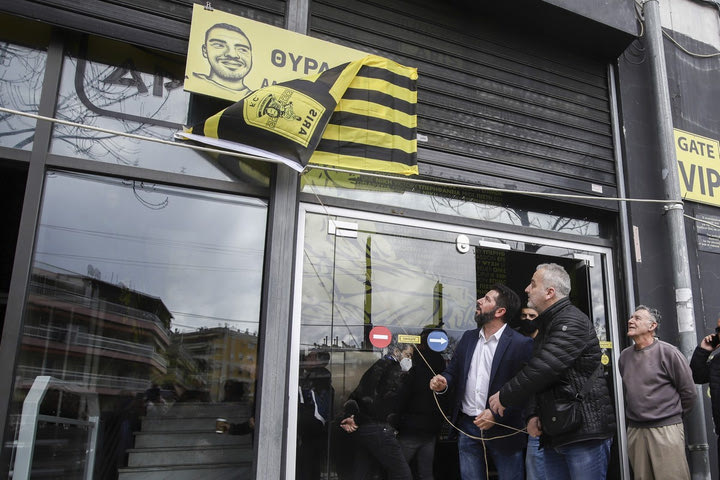 Άρης: Έγιναν τα αποκαλυπτήρια της Θύρας VIP “Άλκης Καμπανός”, στο Βικελίδης οι γονείς του